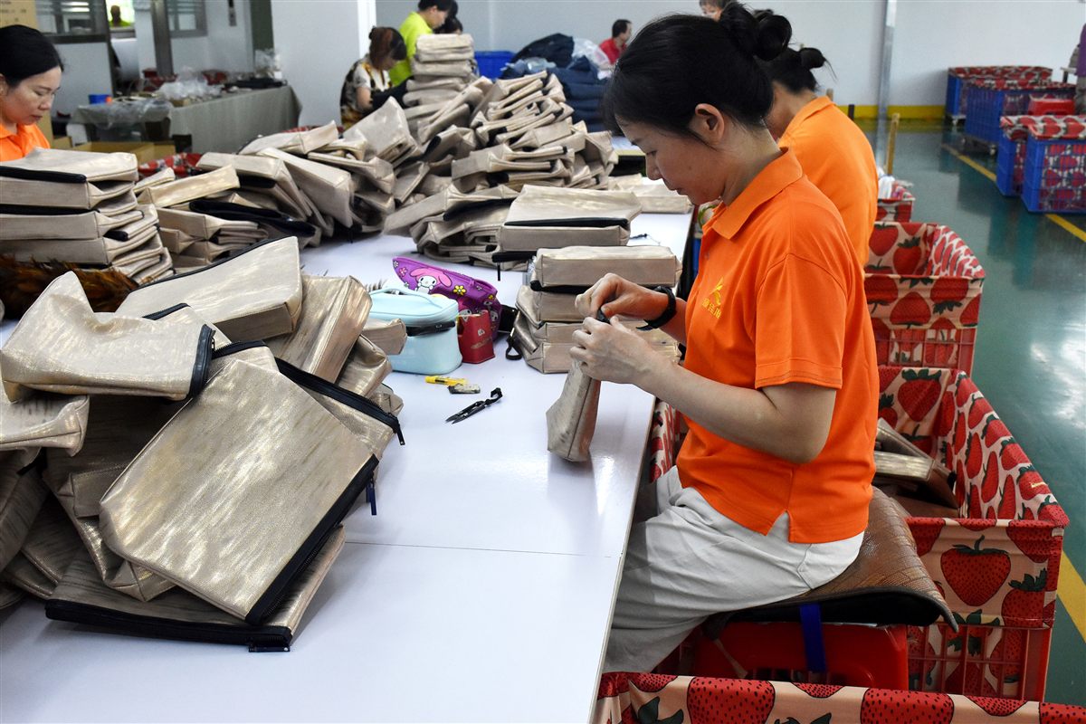 成品检验 — 检查外观、尺寸与做工