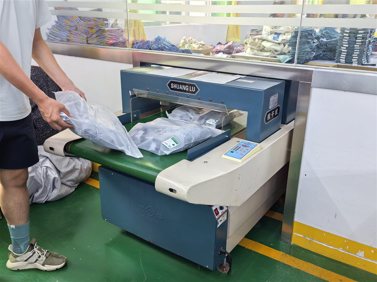 过检针机 — 完成产品安全检测